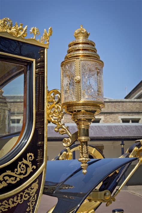 Queen’s new carriage features fragments from historical artifacts